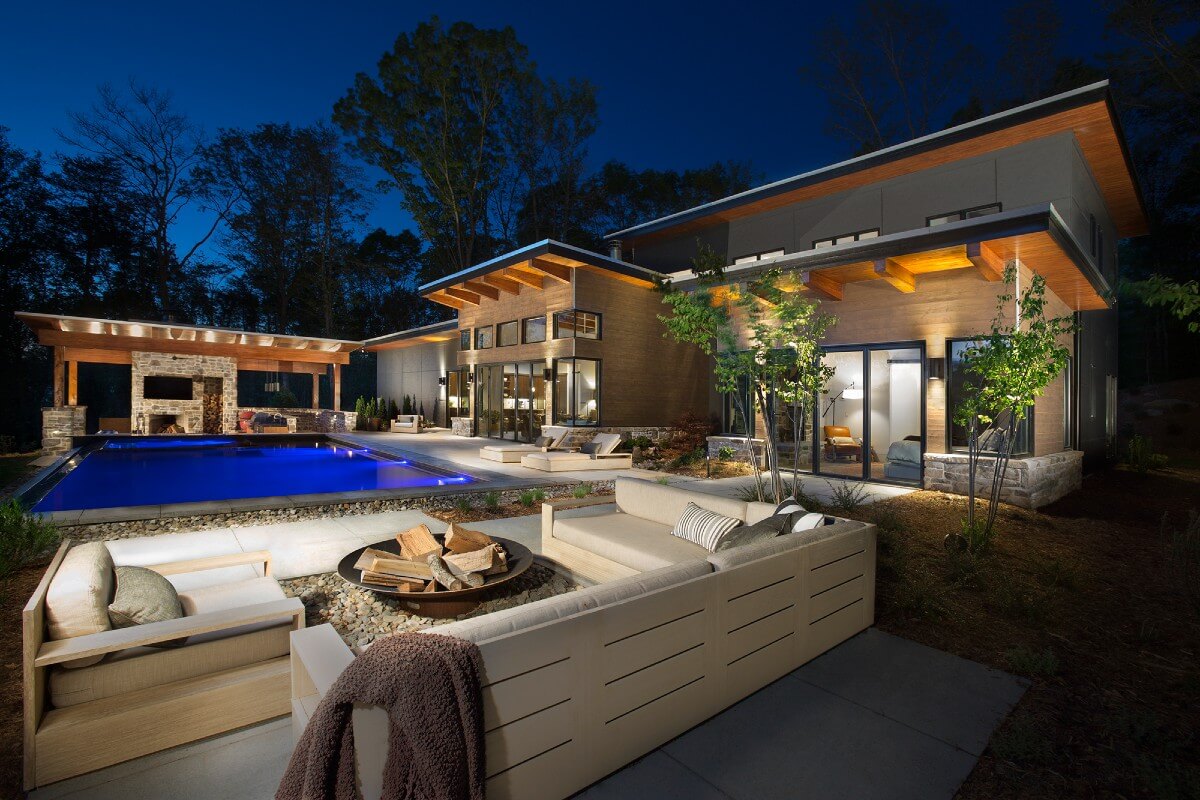 Outdoor pool area in modern modern back yard - Primeology Systems